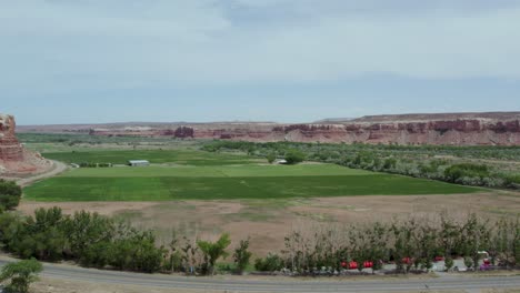 tierras agrícolas verdes en el desierto del sudoeste de utah durante la sequía, antena