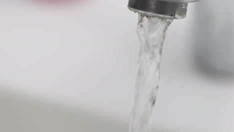 agua que fluye de un grifo