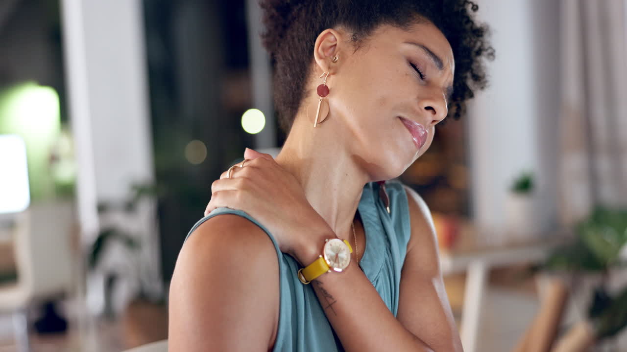 negocios, noche y mujer con dolor de hombro