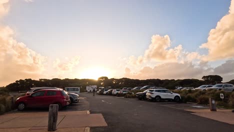 vista al atardecer sobre el estacionamiento y el cielo