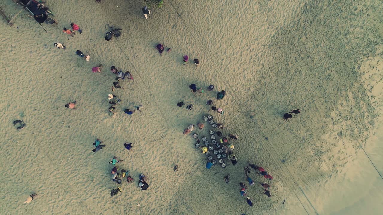 마을 사람들은 아침 일찍 시에게서 물고기 어리를 받습니다. 인도네시아에서 공중에서 볼 수 있습니다.