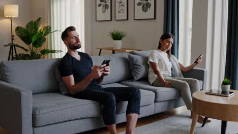 couple on couch with smartphones