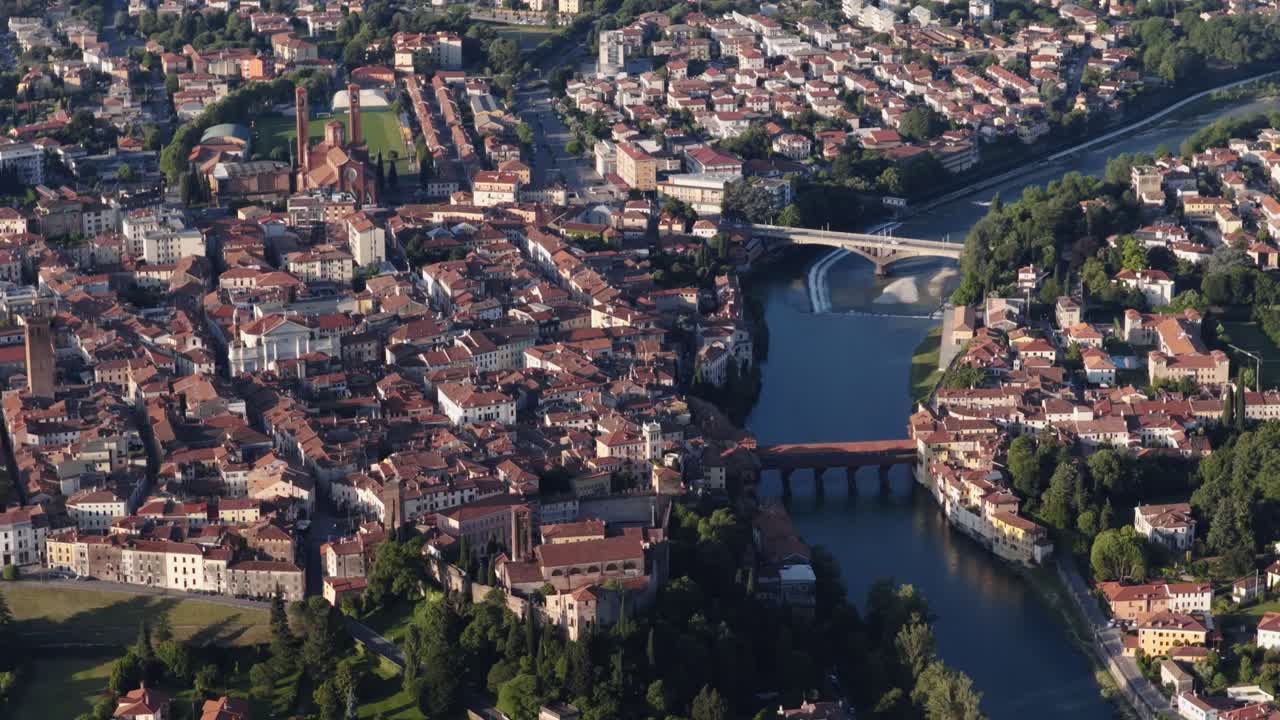 Vista aerea panoramica di Bassano del Grappa con ponti vecchi e nuovi