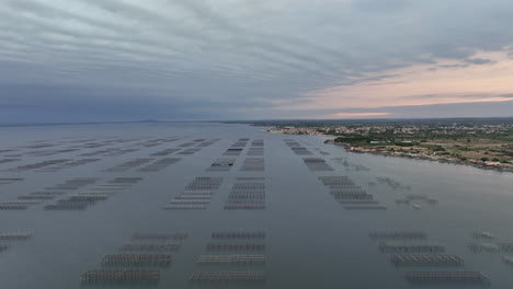 etang de thau, visto desde arriba, muestra granjas de ostras en el telón de fondo de una