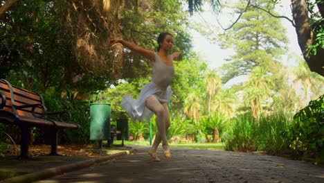 Ballerina-übt-Balletttanz-Im-Park-4k