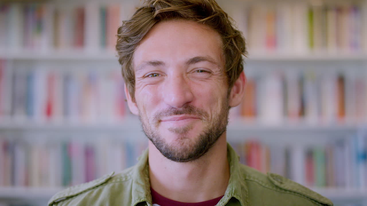 rostro, estantería y hombre con sonrisa