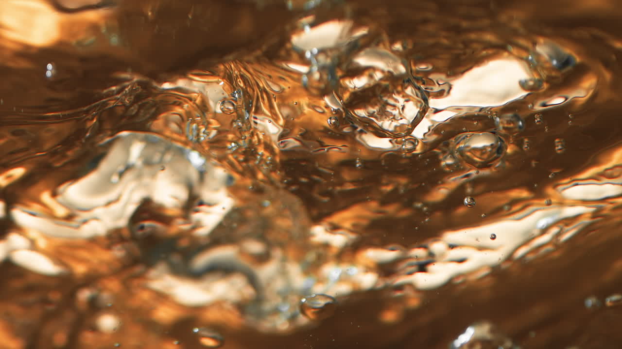 얼음 조각으로 끓는 액체 금-4