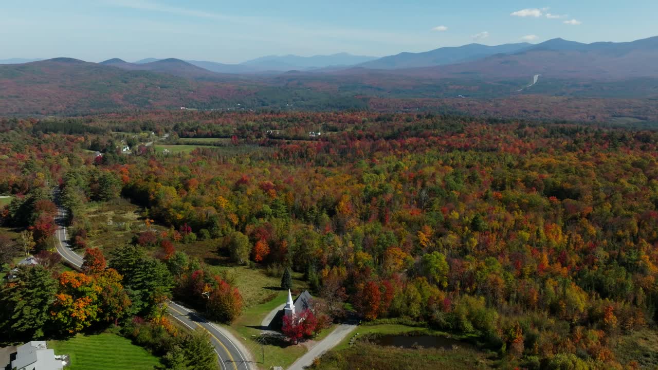 vista aérea de una iglesia rodeada de follaje de otoño en new hampshire