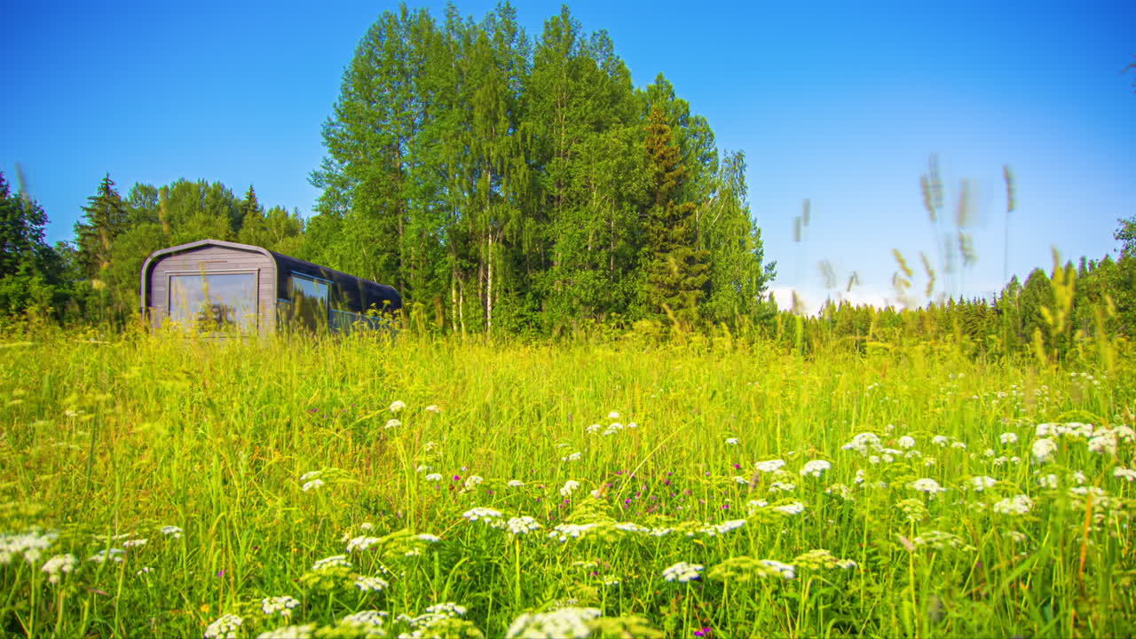 안개 낀 일출과 하늘에 날아다니는 구름, 시골 꽃밭의 아름다운 일몰의 저속 촬영 - 황혼의 낮부터 밤까지의 촬영