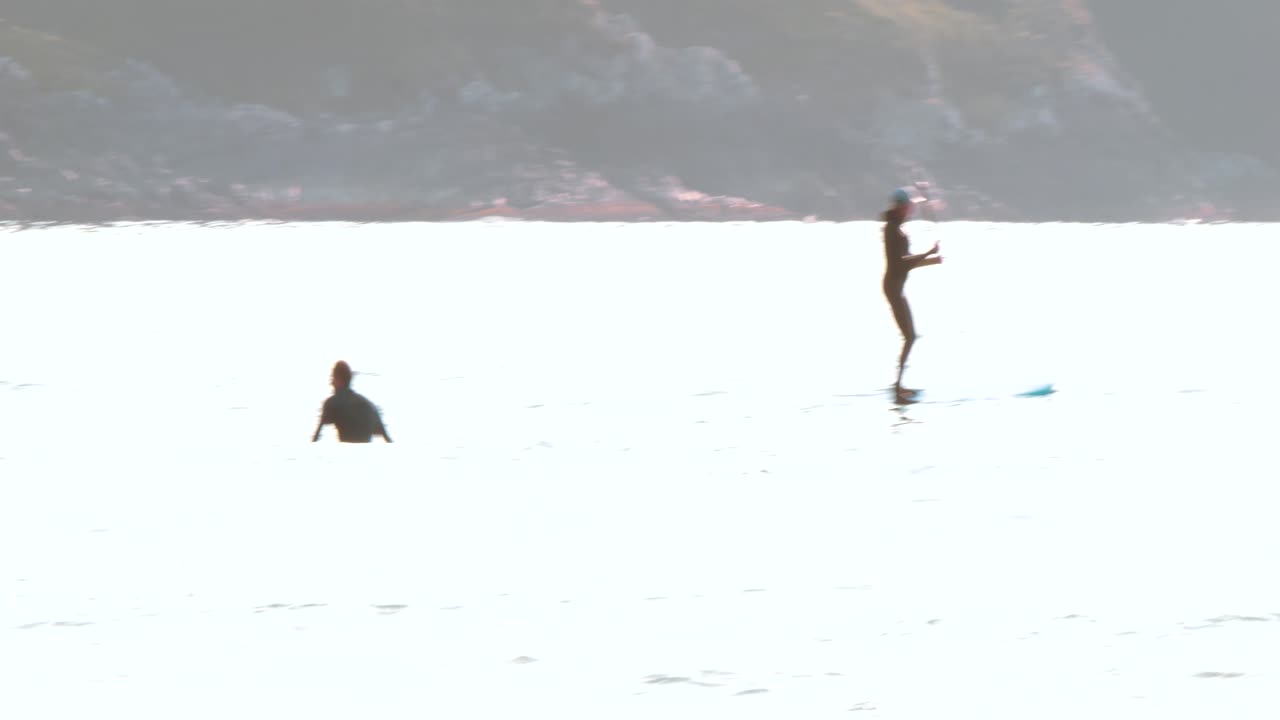 un surfista y un remero en el océano en tofino, columbia británica
