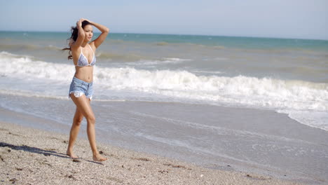 Mujer-Joven-Muy-Sexy-En-Una-Playa-Tropical