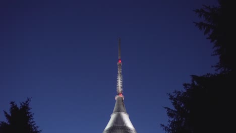 panorámica de la torre jested en liberec, toma nocturna de la arquitectura checa.