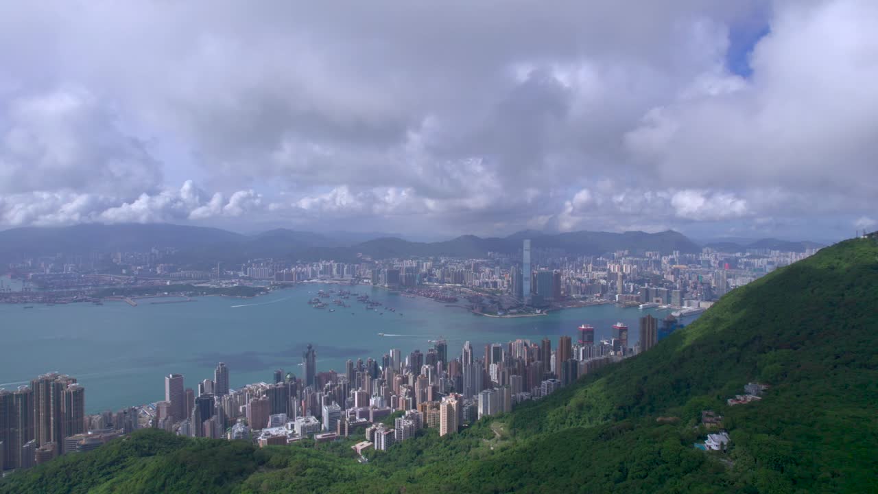 la belleza épica de la vista desde el alto oeste del pico, mirando al puerto de victoria de hong kong
