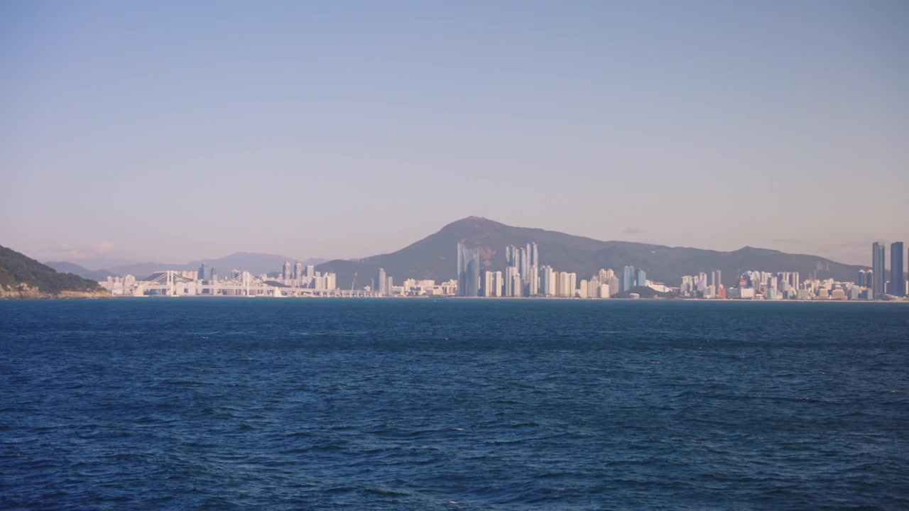 Baia di Busan e città di Haeundae, inquadratura panoramica di apertura 4k.