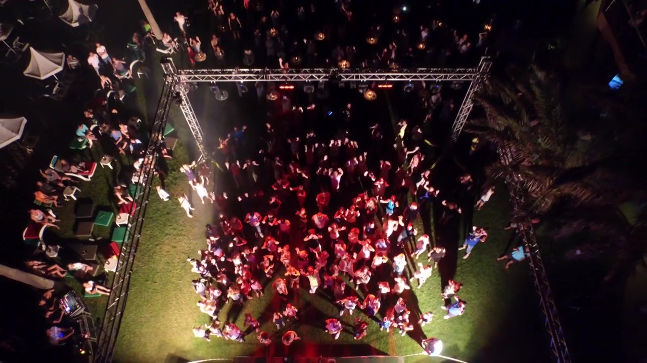 Luchtfoto van dansende menigte op een nachtelijk openlucht muziekfestival