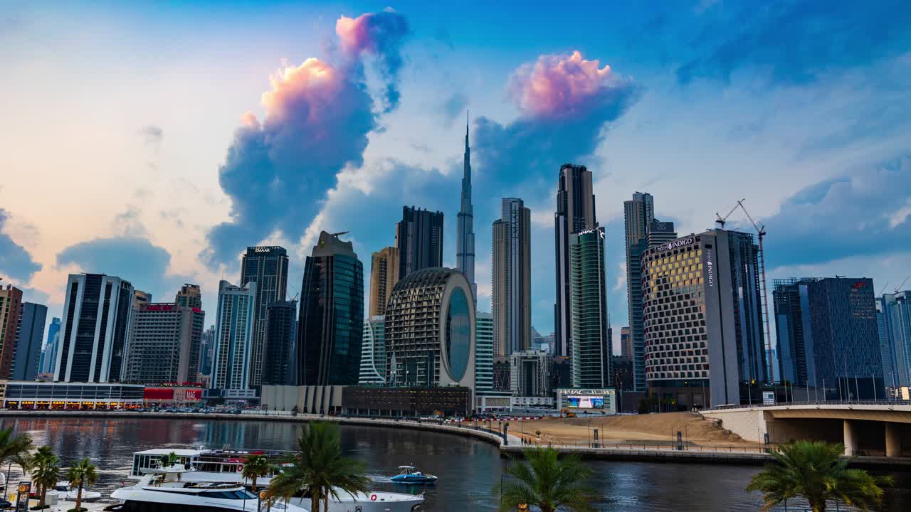 Video time-lapse dei grattacieli o dello skyline di Dubai, con il Burj Khalifa e nuvole in movimento. Video 4K di Dubai: transizione dal giorno alla notte o time-lapse.