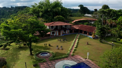 Luftdrohnenaufnahme-Des-Hotel-Bosques-Del-Saman-In-Finnland,-Valle-Del-Cauca,-Kolumbien