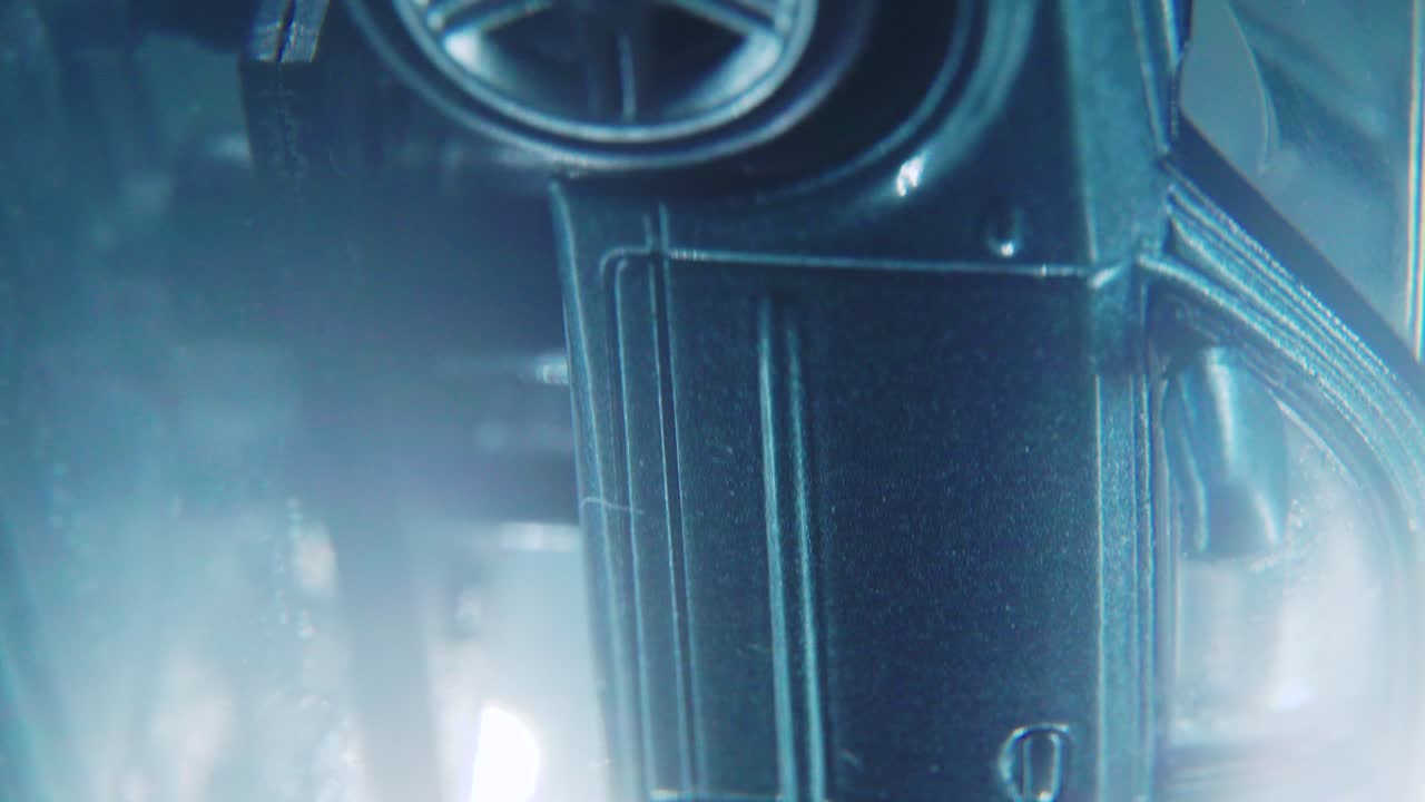 un diminuto modelo de coche de juguete de metal sobre un soporte giratorio con luces de estudio, macro vertical de primer plano, vídeo de 4k, ruedas plateadas, neumáticos negros, puertas y ventanas