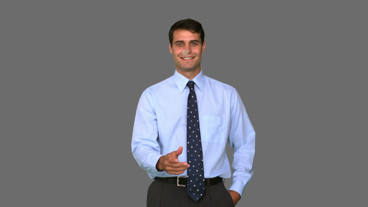 hombre de negocios lanzando una moneda y jugando cabezas o colas en la pantalla gris