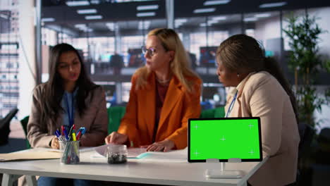 businesswomen in meeting
