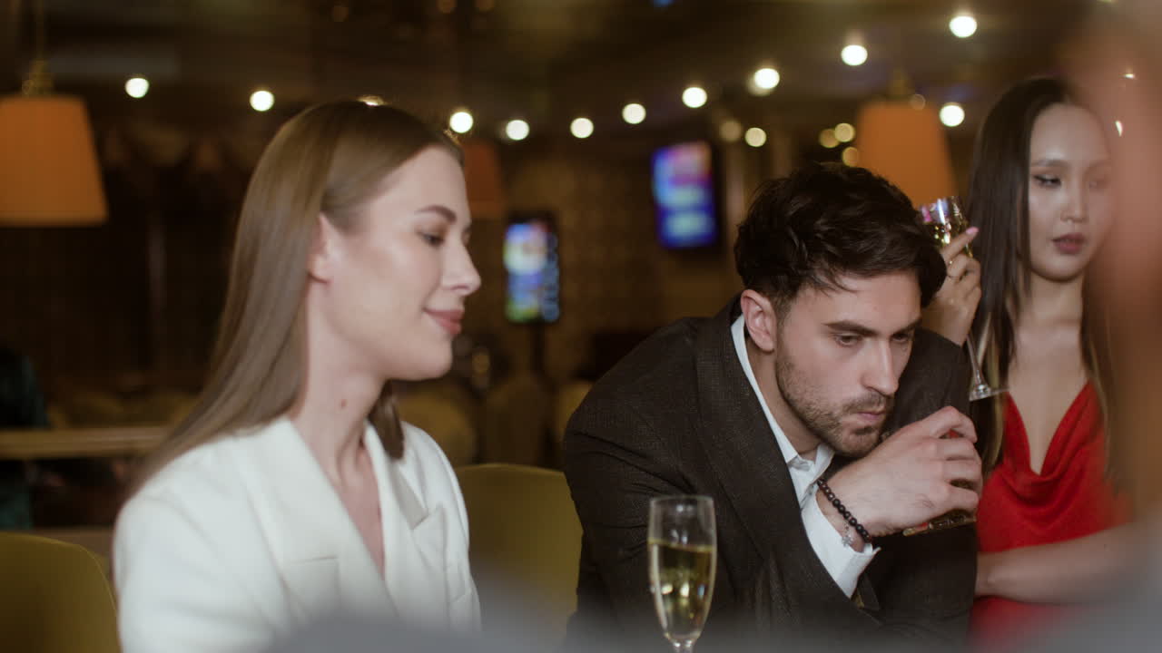 Persone che giocano a poker al casinò