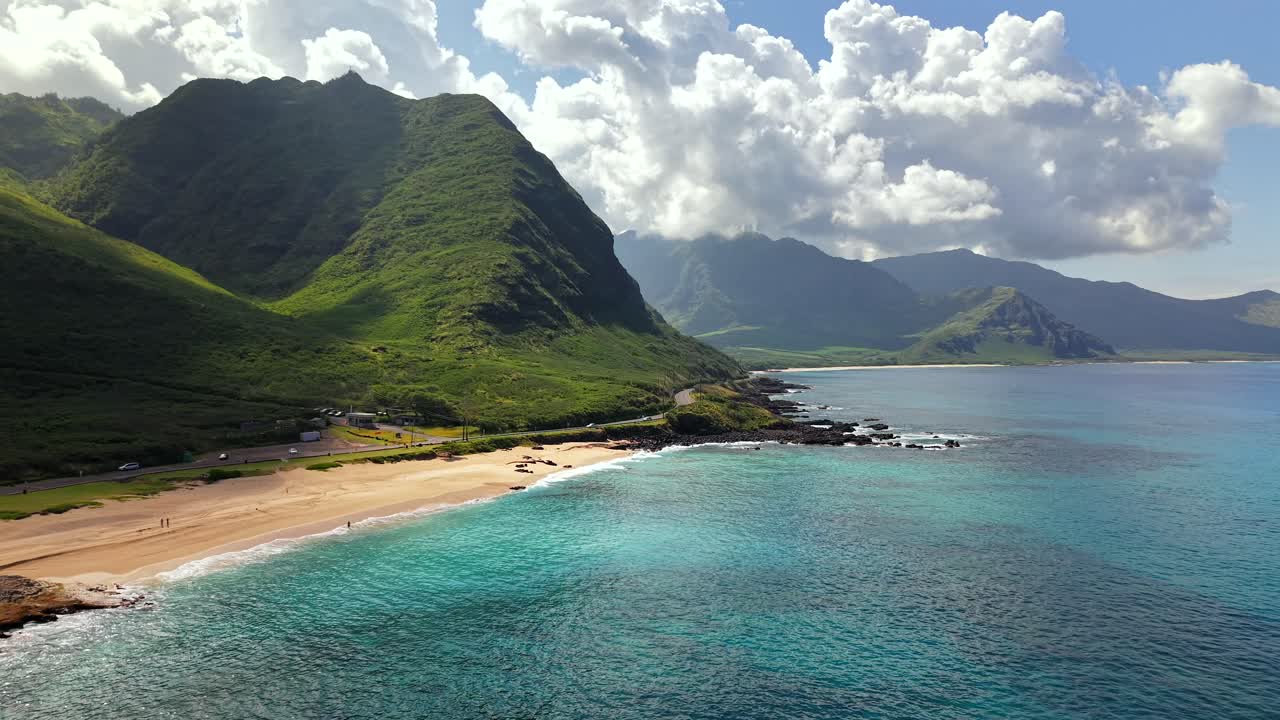 Sabbia dorata della spiaggia di Keawaula e le montagne Waianae a Oahu, vista aerea
