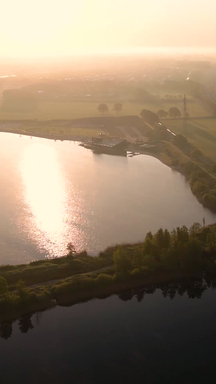 조용 한 호수 와 공원 위 에서 해가 뜨는 것