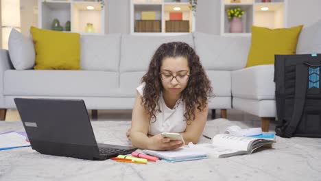 Retrato-De-Una-Estudiante-Nerd.