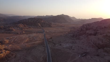 Antenne,-Die-Einer-Straße-Durch-Die-Wüstenlandschaft-Von-Petra-In-Jordanien-Folgt