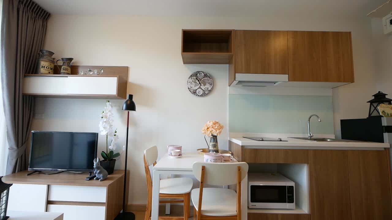 조명이 좋고 멋지게 장식된 새롭고 깨끗한 아파트