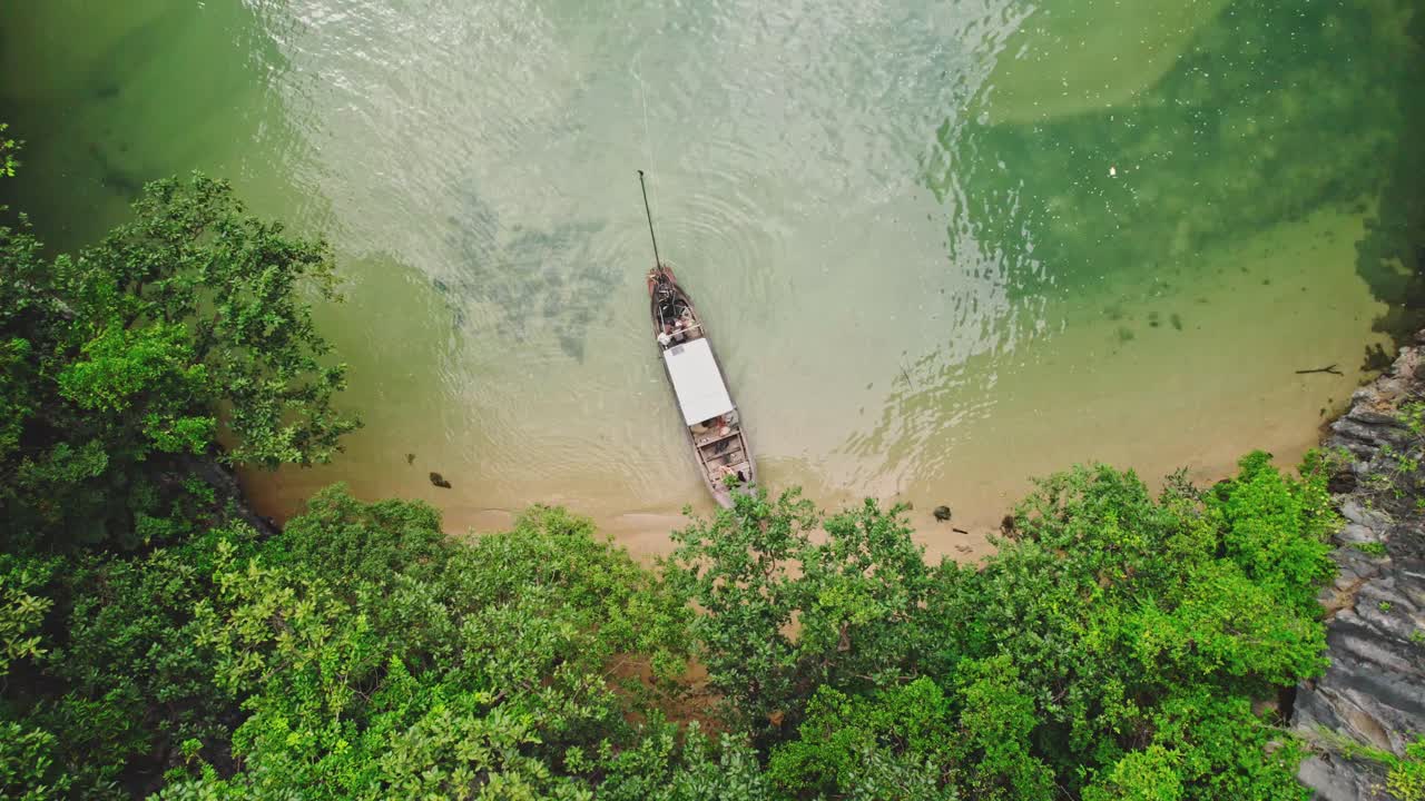 태국 코로이의 블루스  (blue's hong) 의 푸른색 물과 석회암 절벽을 내려다보는 긴 리 보트의 매혹적인 공중 전망