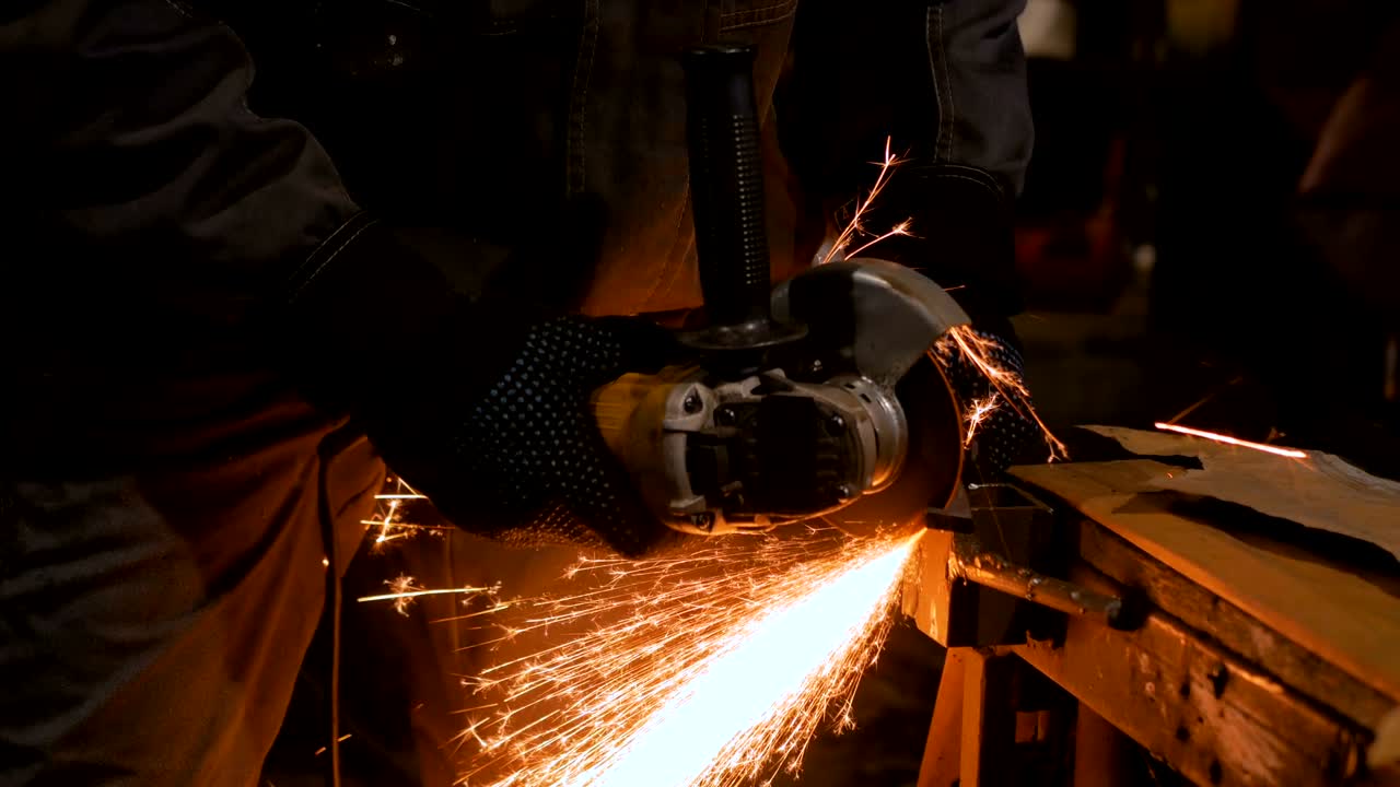 금속을 손으로 는 도자기