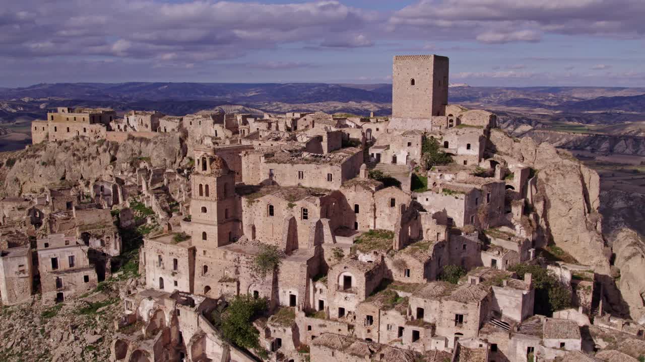 Villaggio abbandonato con rovine inquietanti, Craco, Matera, Italia