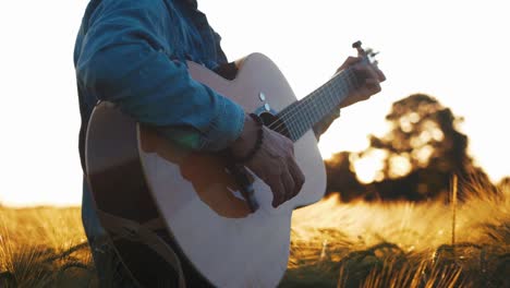 Músico-Tocando-La-Guitarra-Campo-Cinematográfico-En-Cámara-Lenta