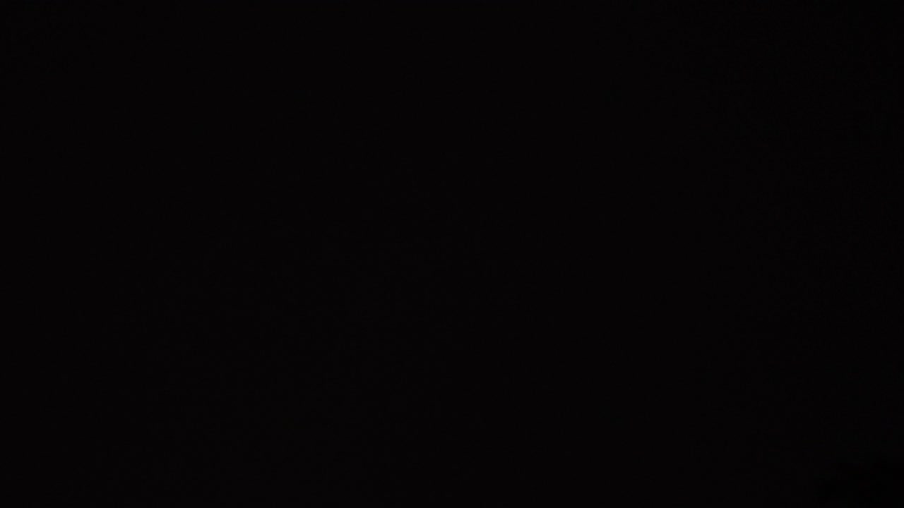 Fulmini e tuoni. Il fulmine squarcia l'oscurità.