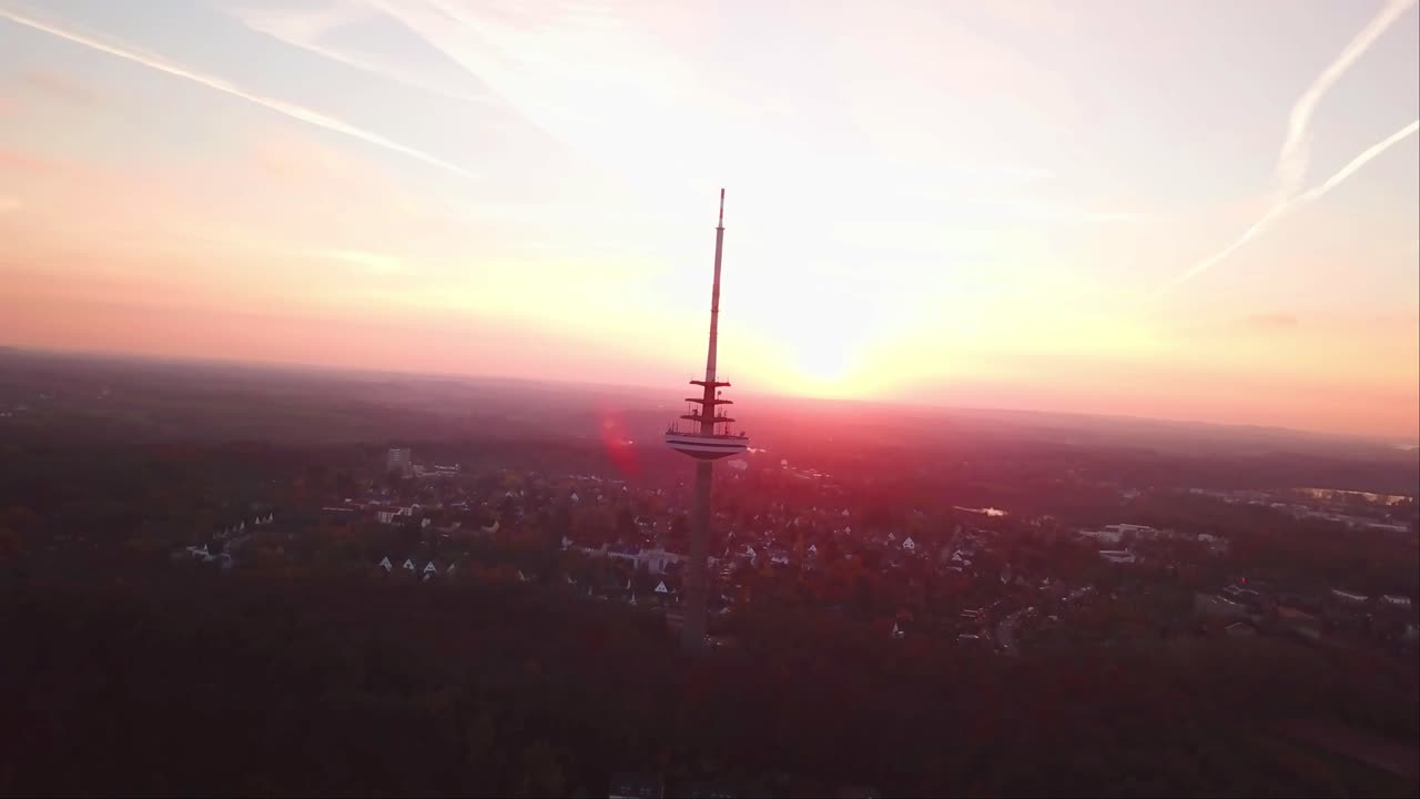 toma aérea de drones de la torre de televisión de transmisión de kiel con un cielo vespertino rojizo