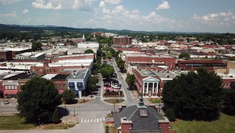 vuelo aéreo lento sobre la estación de trenes en kingsport tennessee