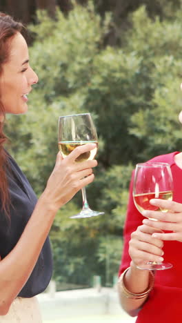 attraktive frauen trinken im freien