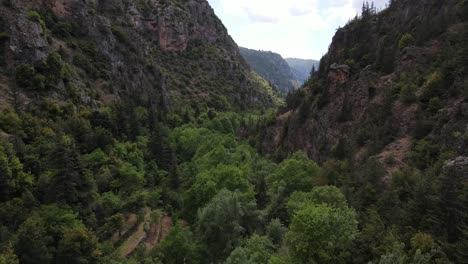 Vista-Aérea-Del-Cañón-Y-La-Carretera-En-El-Valle-De-Qadisha,-Líbano