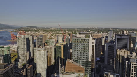 Vancouver-BC-Canadá-Vuelo-Aéreo-Con-Drones-V41-Sobre-El-Centro-De-La-Ciudad-Capturando-El-Paisaje-Urbano-Frente-Al-Mar,-Las-Vistas-Del-Puerto-Y-Las-Montañas-De-La-Costa-Norte-A-Través-De-La-Ensenada-De-Burrard---Filmado-Con-Mavic-3-Pro-Cine---Julio-De-2023