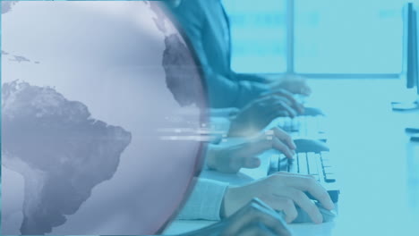 animación del globo con una red de conexiones sobre mujeres que usan computadoras