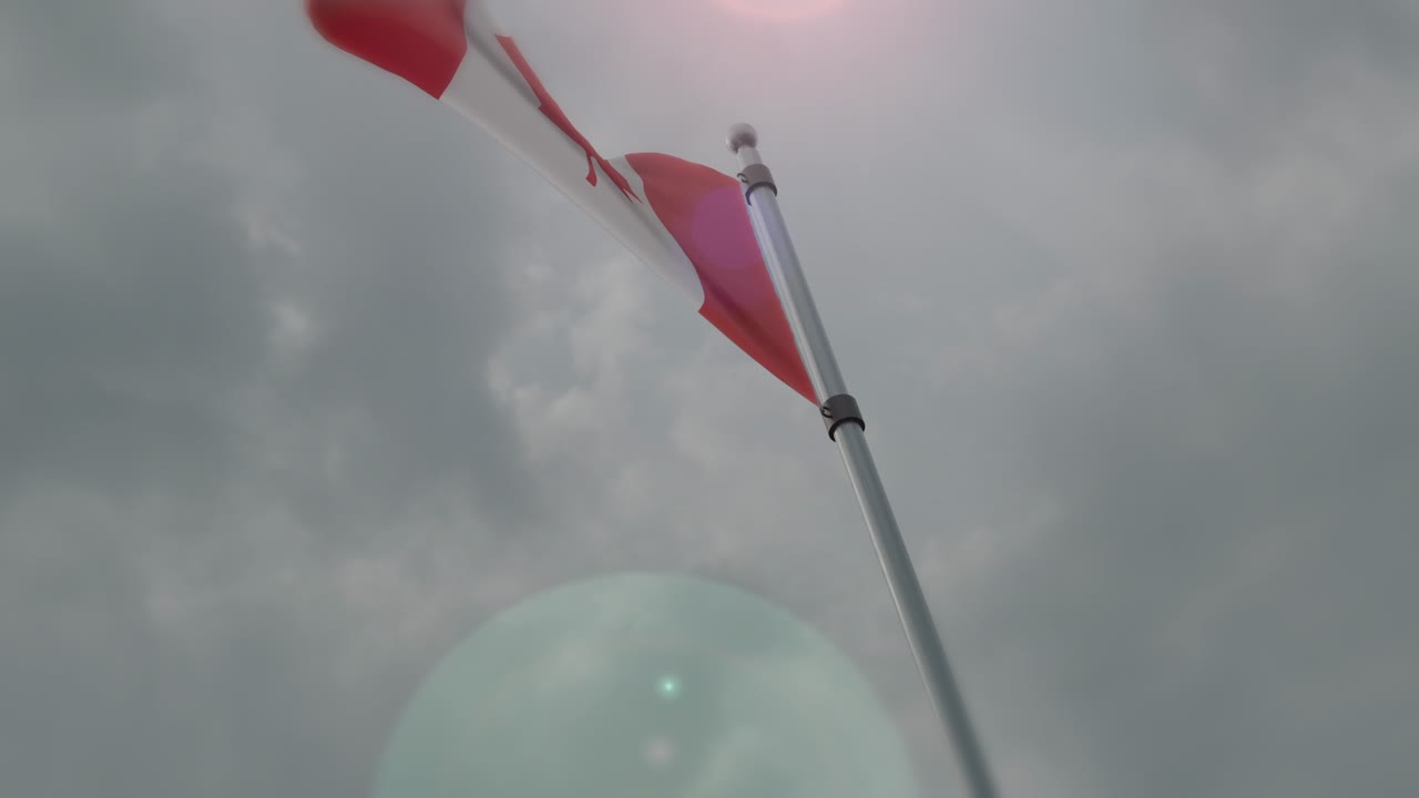 Bandiera canadese che sventola su un palo contro un cielo nuvoloso