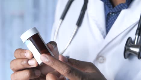 médico con un frasco de receta