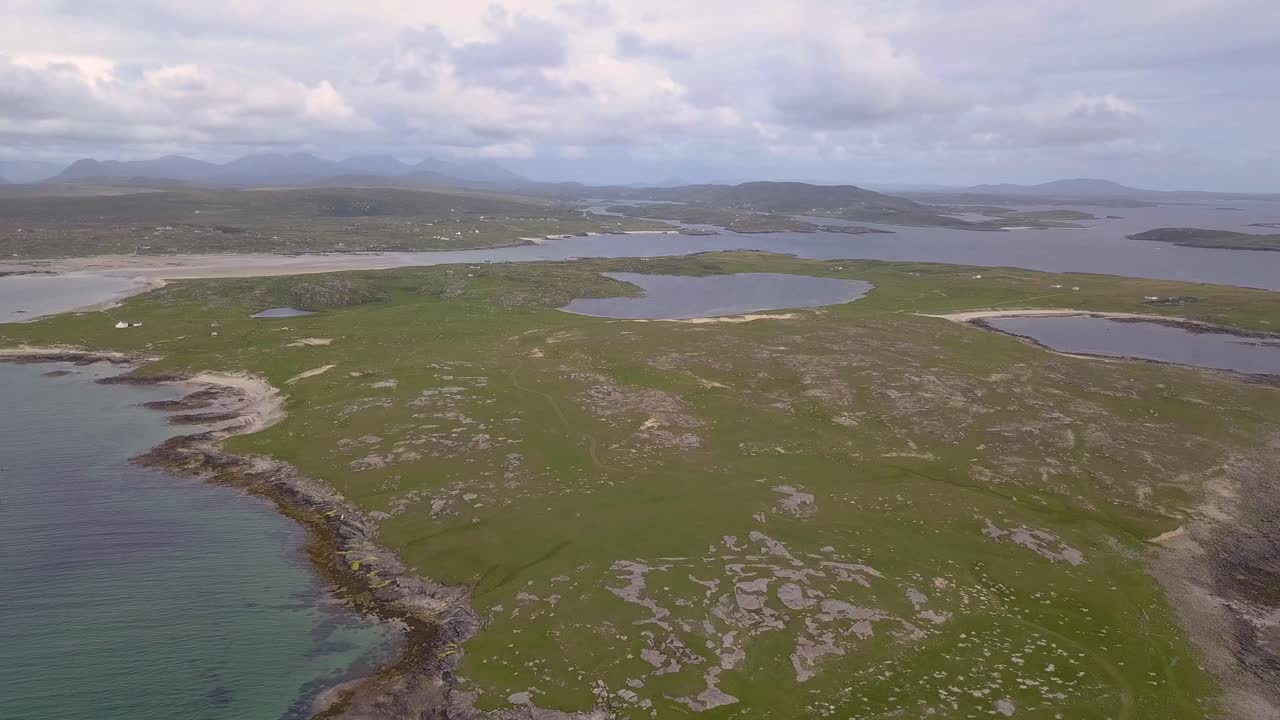 drone volar al lago por encima de la isla de omey, hermoso paisaje de la costa del océano atlántico