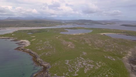 Drone-Vuela-Al-Lago-Sobre-La-Isla-Omey,-Hermoso-Paisaje-De-La-Costa-Del-Océano-Atlántico