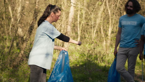 grupo de voluntarios preparándose para recoger basura y basura del bosque