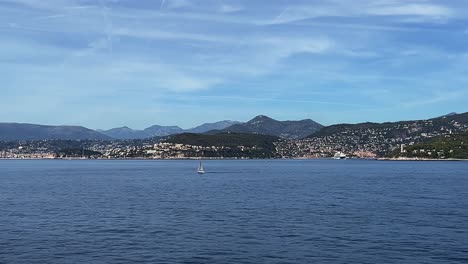 Velero-Navegando-Mar-Adentro-A-Lo-Largo-De-La-Costa-De-Niza-En-Francia