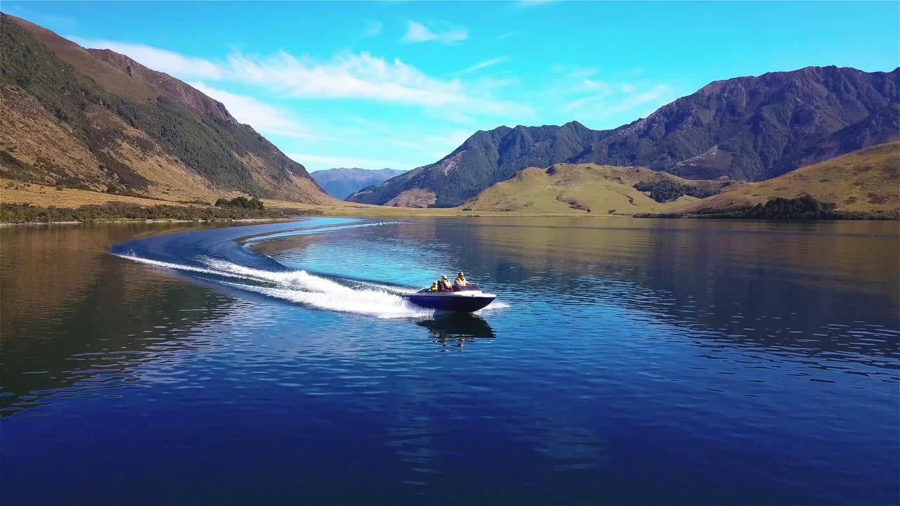 jet boat navegando en el lago taylor nueva zelanda - dolly out y truck shot