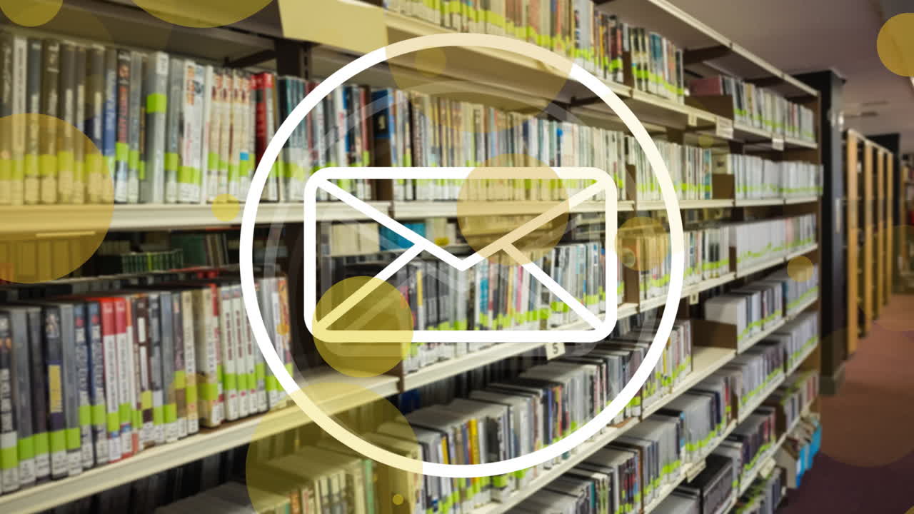 도서관의 책상 위에 있는 봉투 아이콘과 빛의 반점의 애니메이션