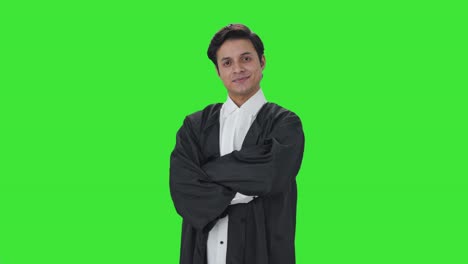retrato de un feliz abogado indio de pie con las manos cruzadas pantalla verde